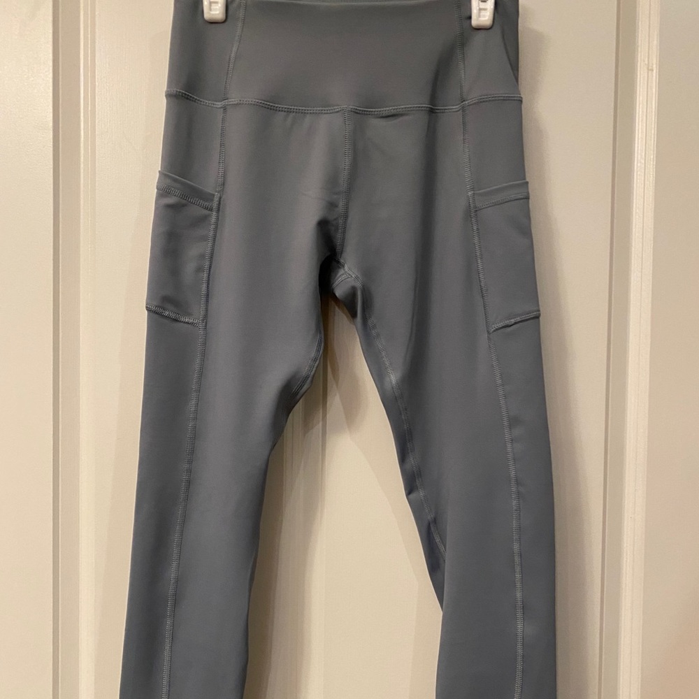 High rise cropped leggings size medium.